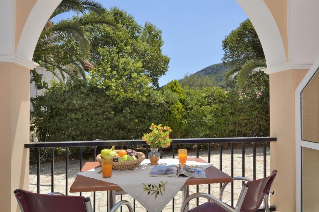 Loukas Inn Family Resort Keri Ngoại thất bức ảnh